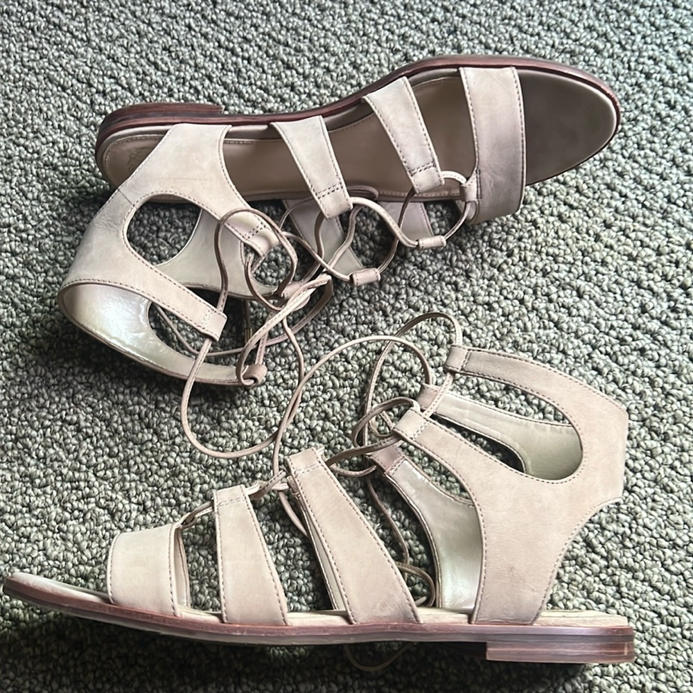 Vince Camuto Tany Beige Suede Strappy Sandals. Size 11